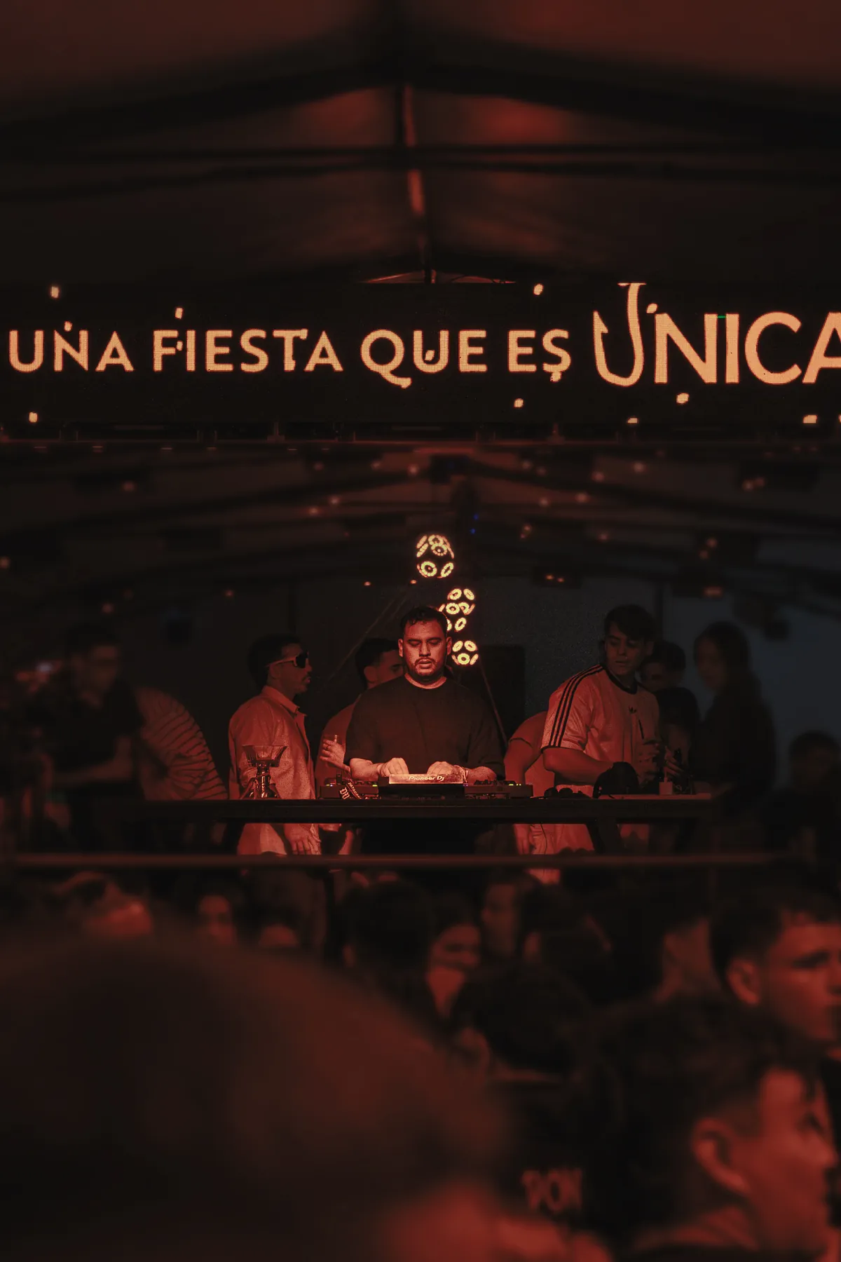 Augusto Aguirre tocando en una fiesta